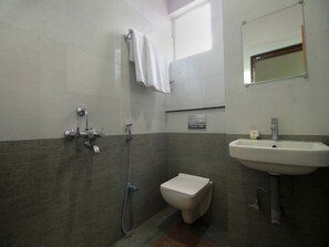 Standard Room | Bathroom | Free toiletries, towels