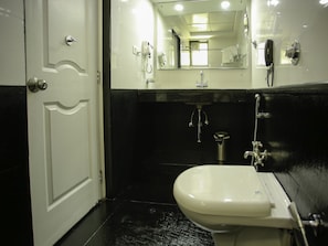 Deluxe Double or Twin Room, 1 King Bed | Bathroom