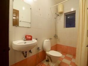 Habitación estándar | Baño | Amenidades de baño gratuitas y toallas