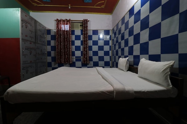 Single Room, 1 King Bed | Free WiFi, bed sheets