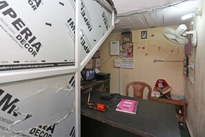 Reception - OYO Flagship 22406 Shree Shree Guest House (Varanasi)