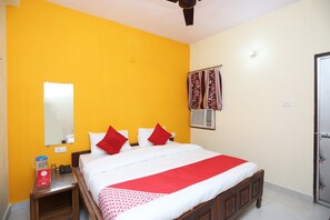 Standard Room | Free WiFi, bed sheets - OYO Flagship 22406 Shree Shree Guest House (Varanasi)