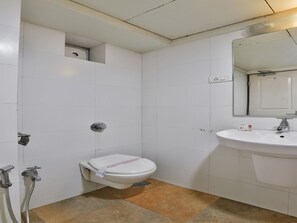 Free toiletries, towels - OYO 17332 Hotel Nana's (Daman)