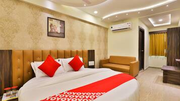 Suite, 1 King Bed | Free WiFi, bed sheets