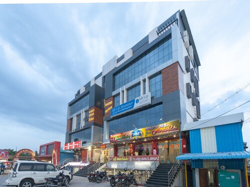 OYO 16595 Famous Residency