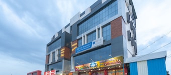 OYO 16595 Famous Residency