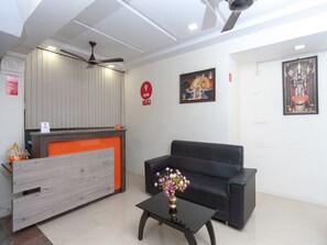 Lobby - OYO 16595 Famous Residency (Tiruchirappalli)