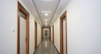 OYO 16595 Famous Residency
