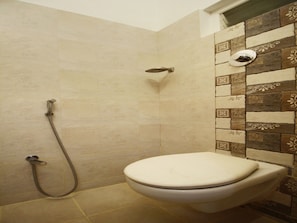 Standard Room | Bathroom | Free toiletries, towels