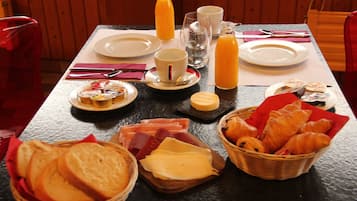 Café da manhã com buffet todos os dias (CHF 13 por pessoa)