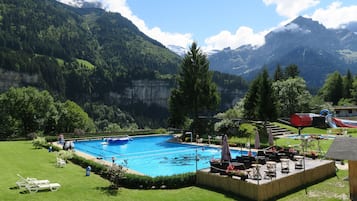Innenpool, AuĂenpool (je nach Saison geöffnet), LiegestĂŒhle