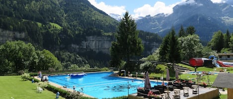 Una piscina cubierta, una piscina al aire libre de temporada, tumbonas