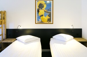 Cortinas blackout, cunas gratuitas, wifi gratis y ropa de cama 