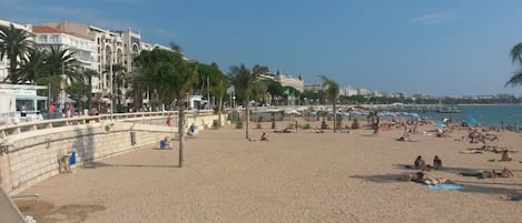 Nära stranden och solstolar