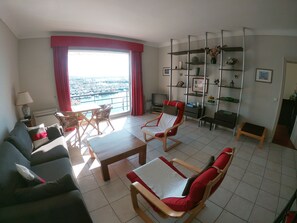 A living room with a sofa, two armchairs, a coffee table, a TV, and a bookshelf. - cannes - exceptional view. 90m². 3 or 4 vacationers.  (Cannes)