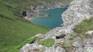 Un paysage côtier caractérisé par un terrain rocheux et une baie.