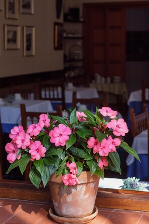Daily continental breakfast (EUR 7.15 per person)
