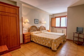 Iron/ironing board, bed sheets