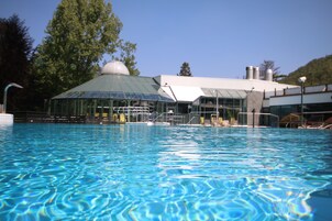 สระว่ายน้ำในร่ม, 2 สระว่ายน้ำกลางแจ้ง, ร่มริมสระว่ายน้ำ