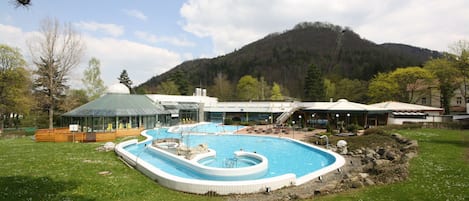 Sisäuima-allas ja 2 ulkouima-allasta avoinna 9.00–20.00, aurinkovarjoja