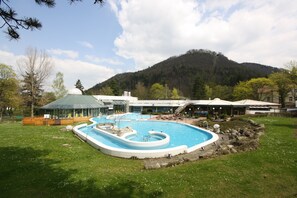 Una piscina cubierta, 2 piscinas al aire libre, sombrillas, tumbonas