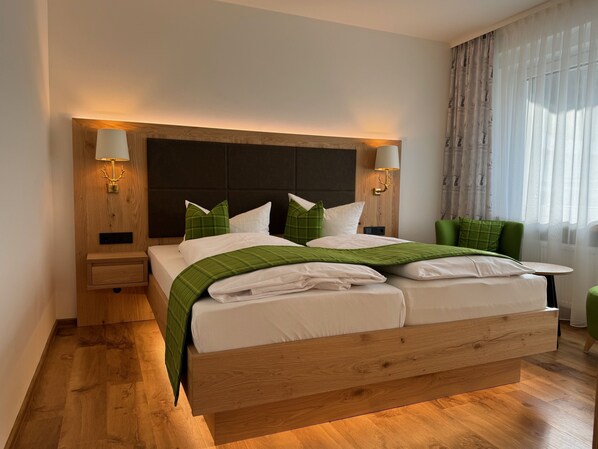 Habitación Deluxe doble | Ropa de cama de alta calidad, minibar, caja fuerte