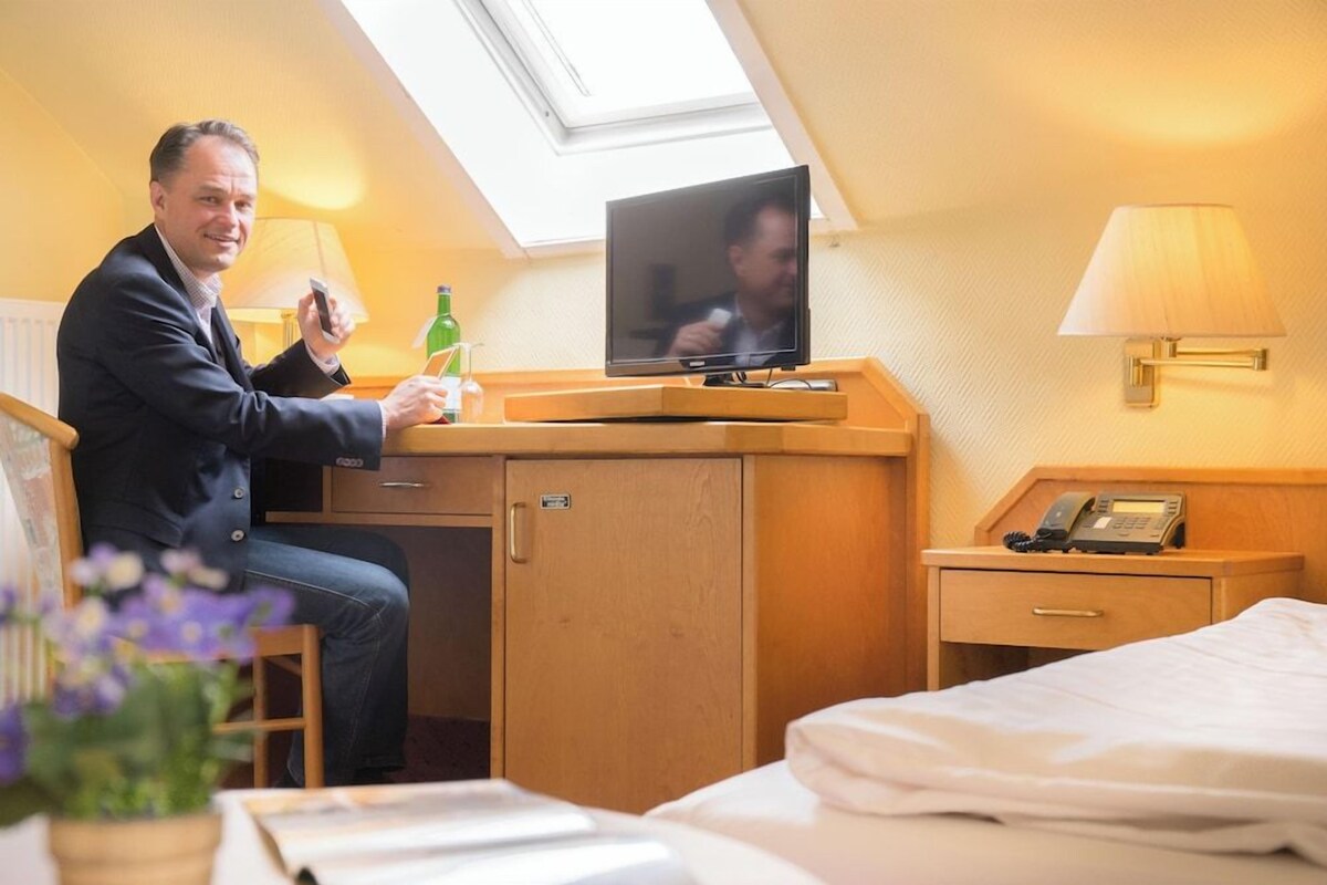 Luxe beddengoed, een minibar, een kluis op de kamer, een bureau