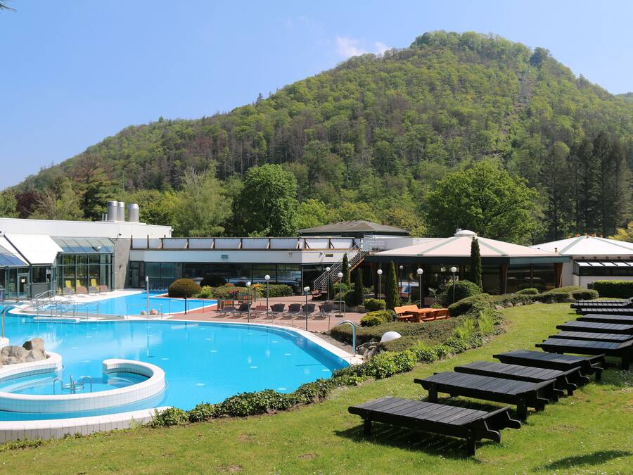 Piscina coberta, 2 piscines a l'aire lliure, para-sols i gandules