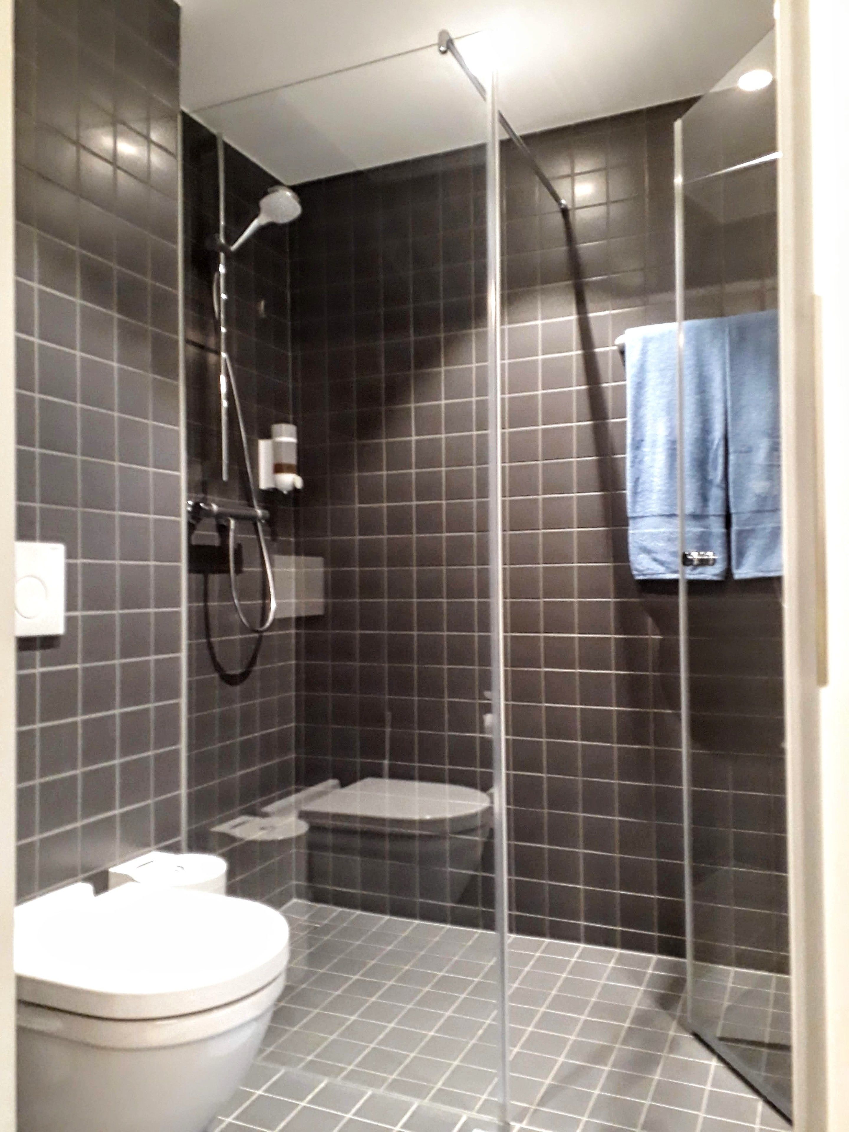 comfort double room, non smoking, river view | bathroom | shower, hair dryer, towels