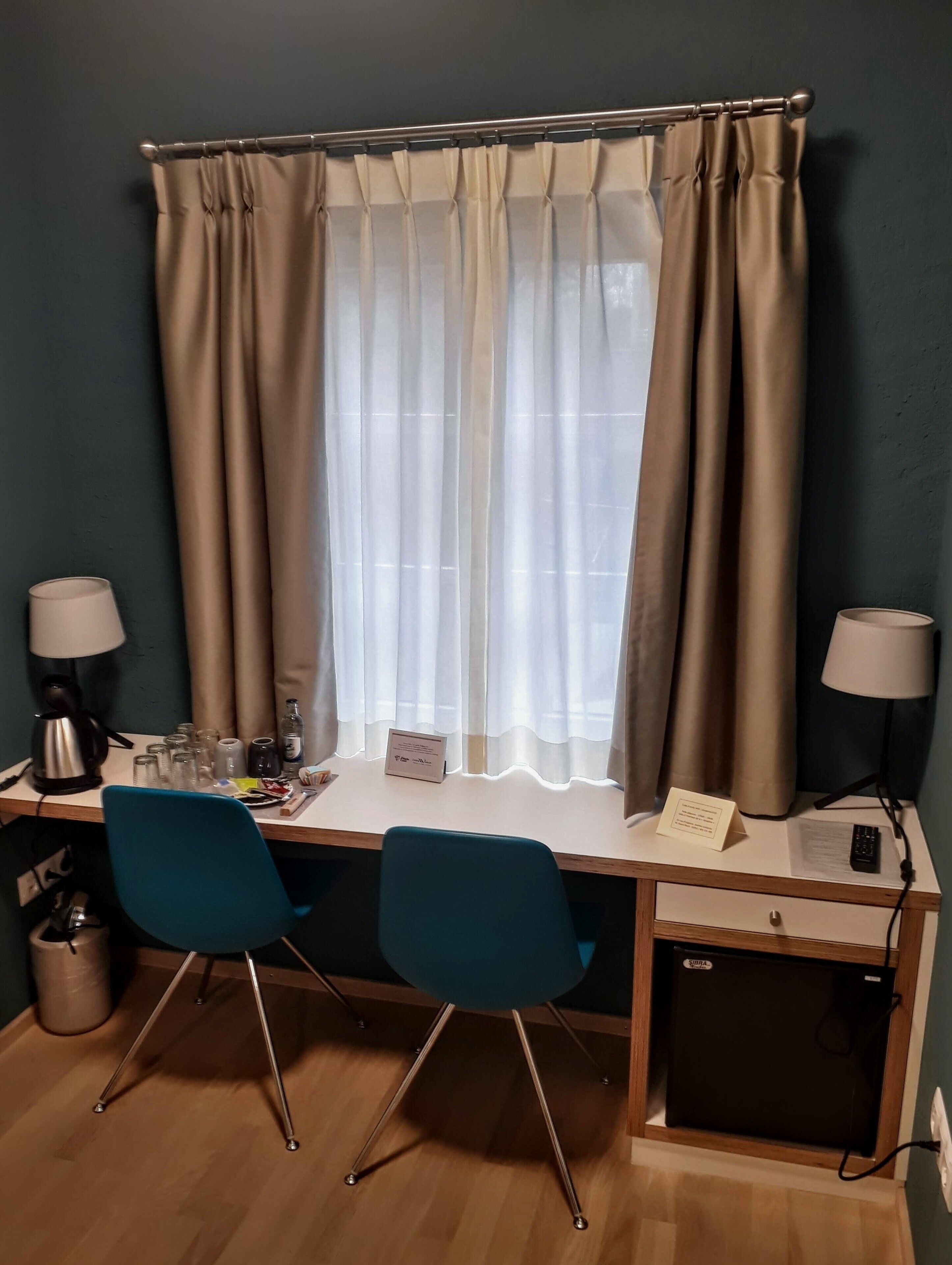 deluxe double or twin room, non smoking | living area | flat-screen tv