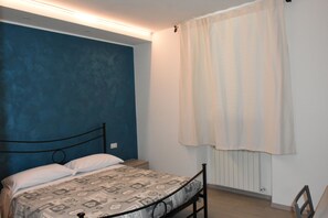 Desk, soundproofing, rollaway beds, free WiFi - Albano Station Rooms (Albano Laziale)