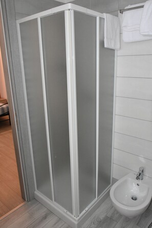 Shower, free toiletries, hair dryer, bidet - Albano Station Rooms (Albano Laziale)
