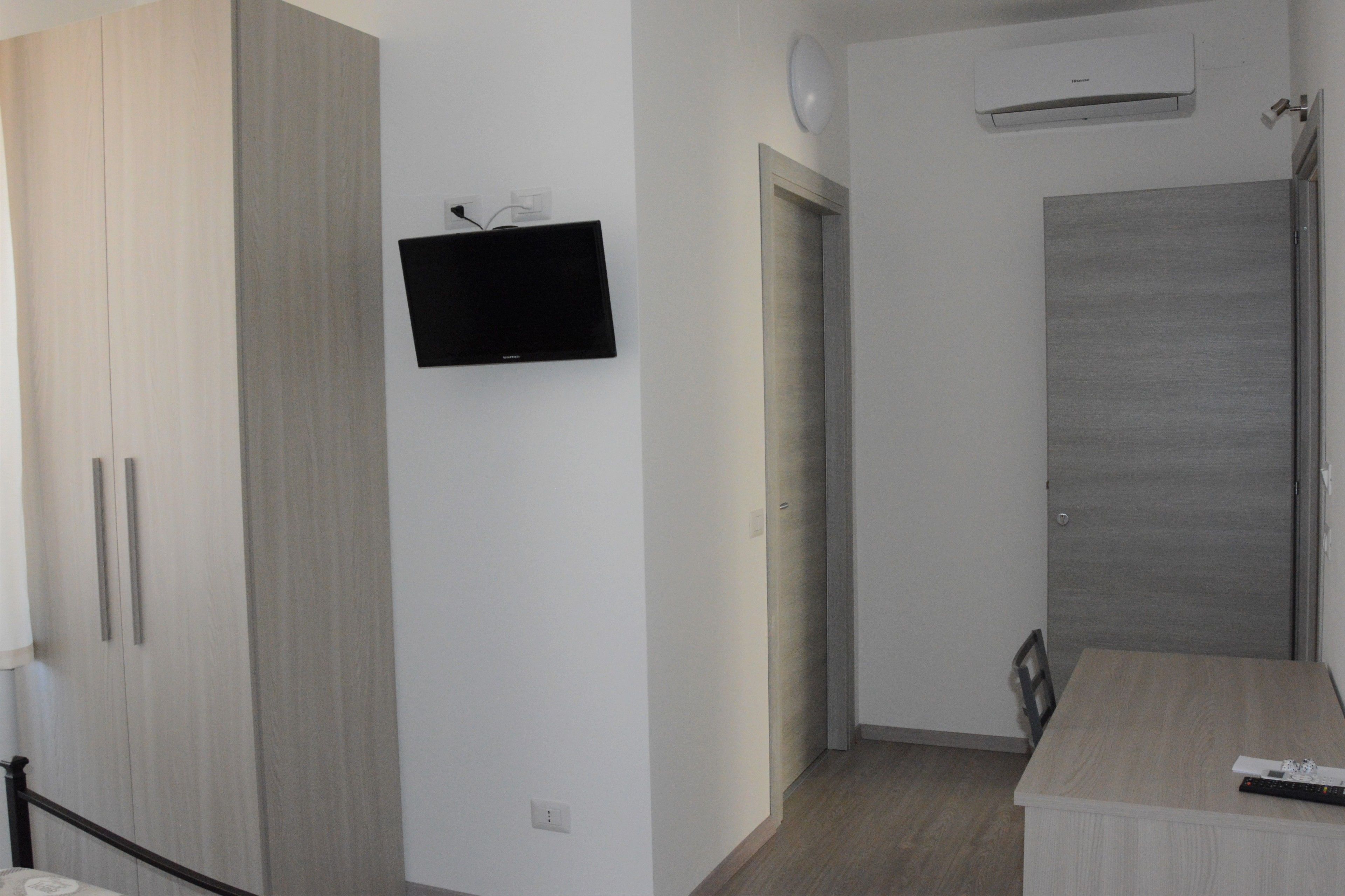 Desk, soundproofing, rollaway beds, free WiFi