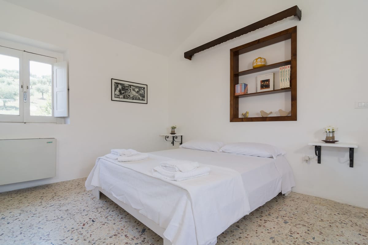 Decoración personalizada, muebles diferentes, escritorio y cunas