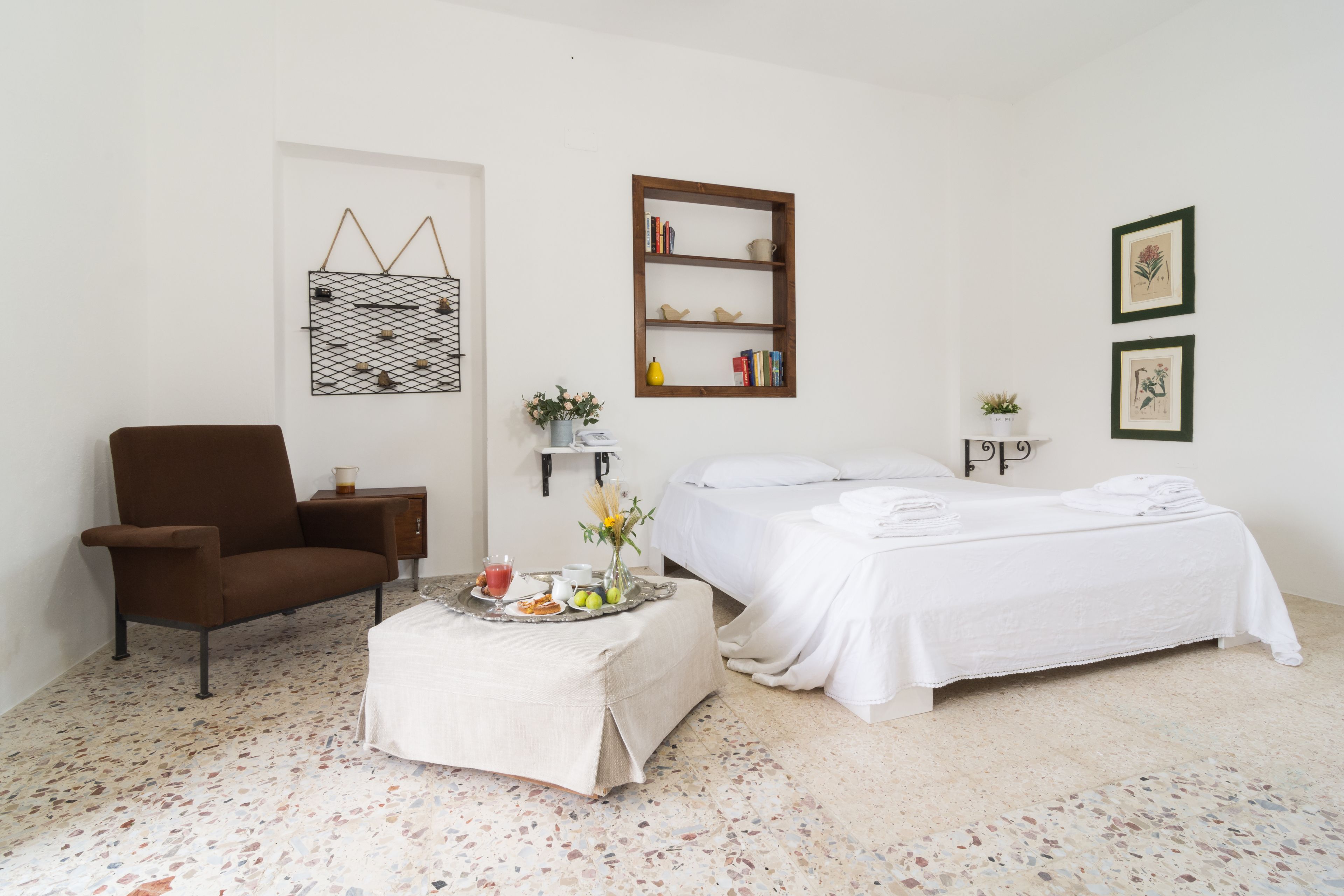 Camera 3 | Con stile personalizzato, con arredamento individuale, una scrivania