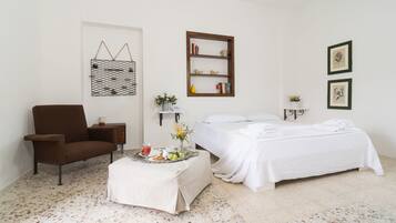 Camera 3 | Con stile personalizzato, con arredamento individuale, una scrivania