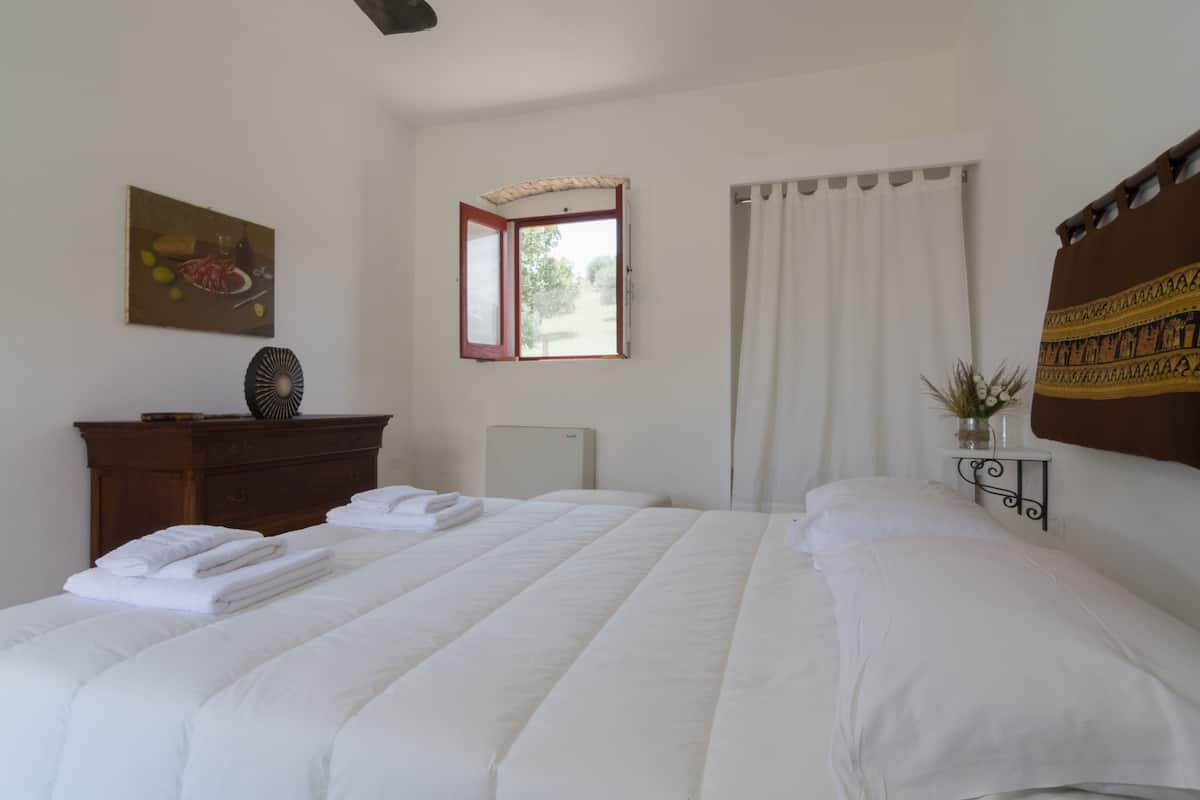 Decoración personalizada, muebles diferentes, escritorio y cunas