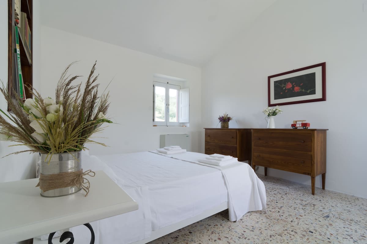 Decoración personalizada, muebles diferentes, escritorio y cunas