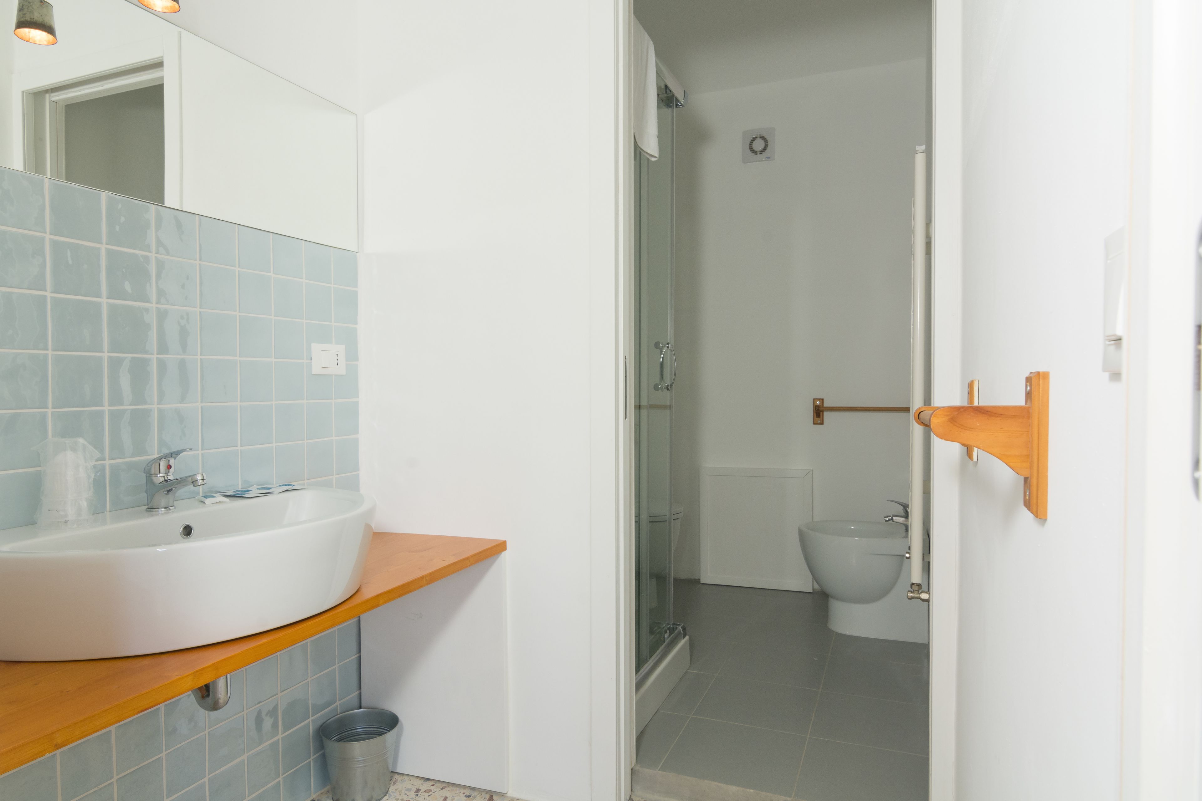 Appartamento 7 | Bagno | Doccia, set di cortesia gratuito, asciugacapelli, bidet