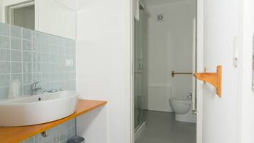 Appartamento 7 | Bagno | Doccia, set di cortesia gratuito, asciugacapelli, bidet