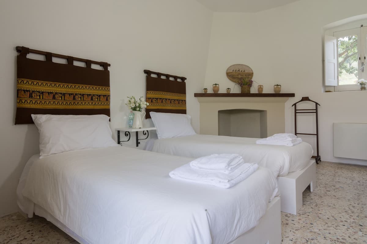 Decoración personalizada, muebles diferentes, escritorio y cunas