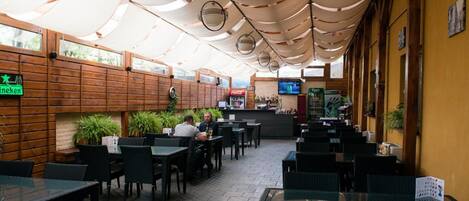 Petit déjeuner, déjeuner et dîner servis sur place