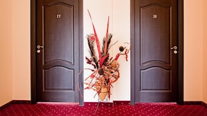 Two dark wooden doors labeled 17 and 18, with a decorative floral arrangement in between. - Pensiunea Schwartz (Cluj-Napoca)