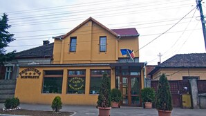 A yellow building with a sign reading "Pensioniera Schwartz Caffe Restaurant". - Pensiunea Schwartz (Cluj-Napoca)