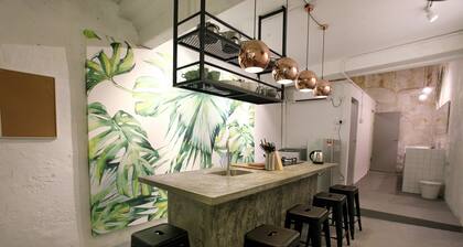 Best location Cafe attached homestay