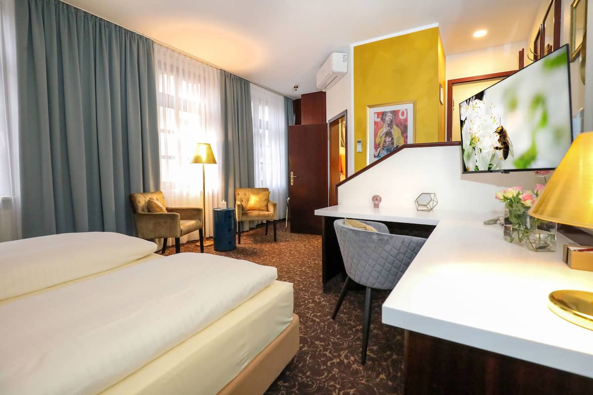 Bộ đồ giường kháng dị ứng, minibar, bàn 