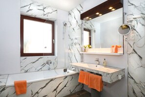 Kingsize-Room-with-Terrace | Bathroom | Shower, free toiletries, hair dryer, towels - City-Hotel Aschaffenburg (Aschaffenburg)