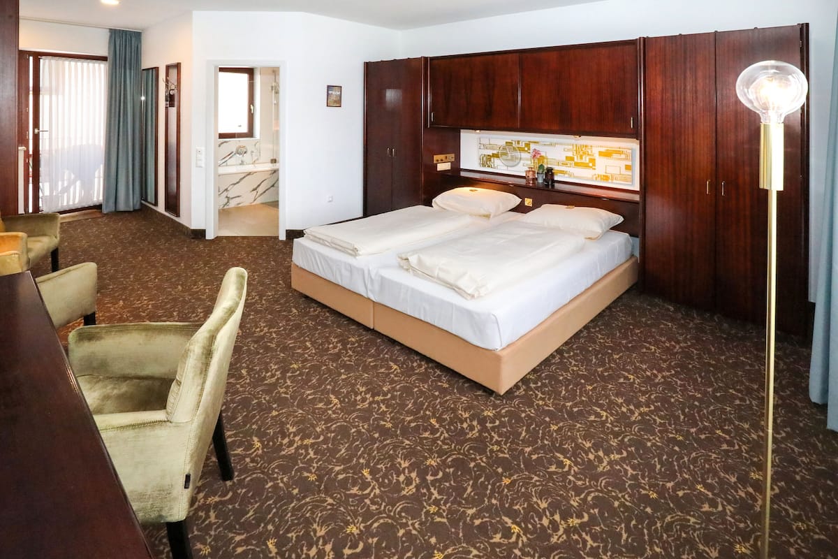 Kingsize-Room-with-Terrace | Bộ đồ giường kháng dị ứng, minibar, bàn 