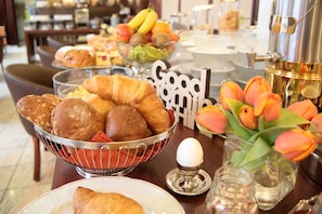 Petit déjeuner buffet (17.5 EUR par personne)