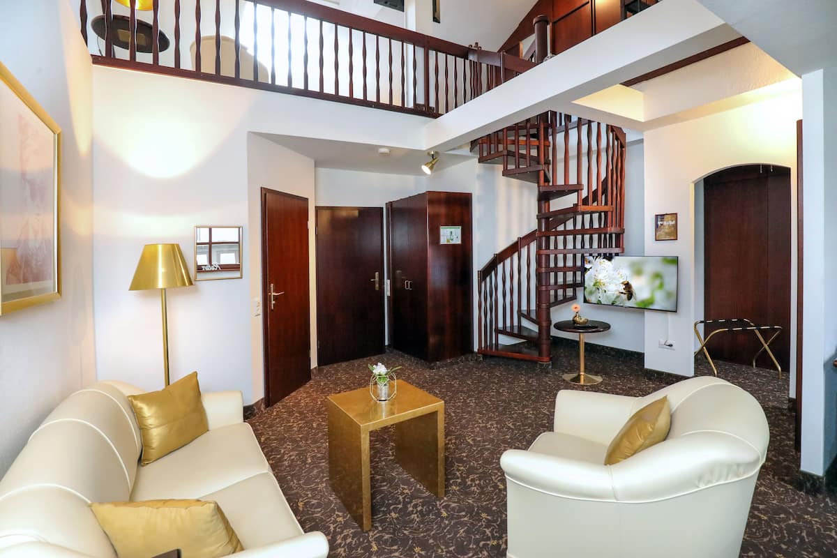 Maisonette Suite | Bộ đồ giường kháng dị ứng, minibar, bàn 